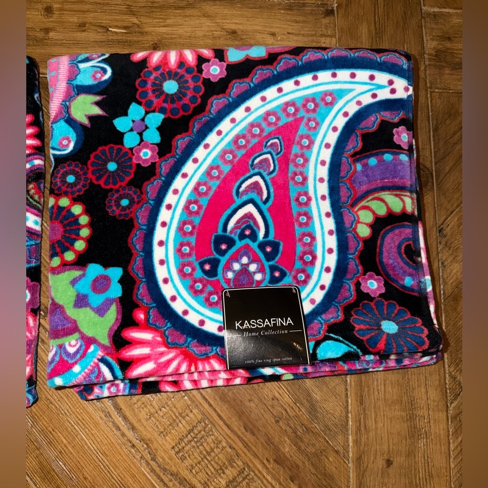 Kassafina 2 pc. Bath towel set - very vibrant colors and paisley pattern - NWT